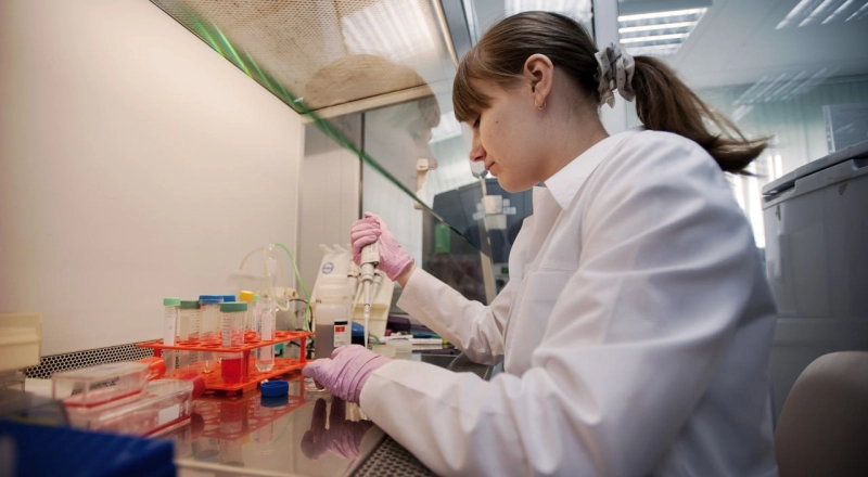 От молекул до микробов: НГУ запустил первую за Уралом лабораторию молекулярного инжиниринга