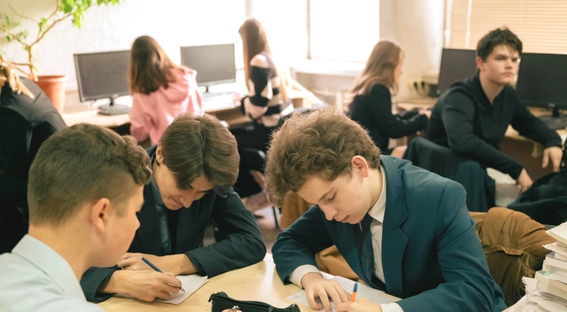 Научный инкубатор для школьников: в «Классах Вернадского» в КФУ постигают тайны наук 260 учеников