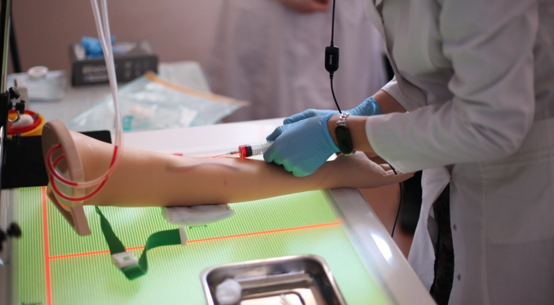 Цифровой наставник научит будущих медиков накладывать швы и ставить капельницы · Витрина практик программы «Приоритет» Цифровой наставник научит будущих медиков накладывать швы и ставить капельницы