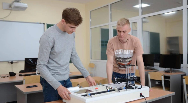 Ученые ЮУрГУ создали систему навигации для роботов на основе одной камеры · Витрина практик программы «Приоритет» Ученые ЮУрГУ создали систему навигации для роботов на основе одной камеры